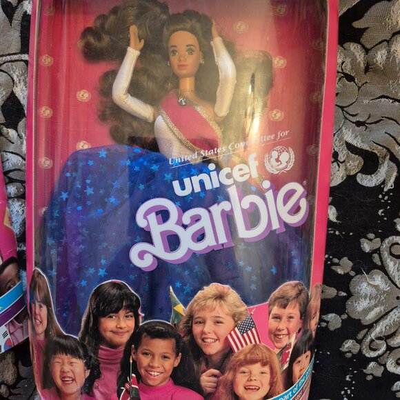 Set of 3 Unicef 1989 Barbies in Box - Picture 3 of 8